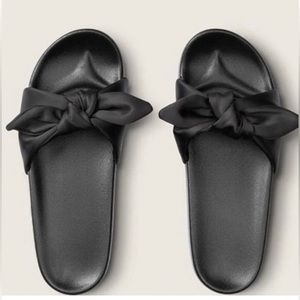 NWT Victoria’s Secret Pink Single Strap Slides Bow M